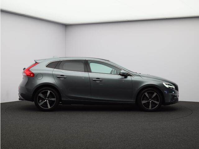 Volvo V40 T3 152PK Polar+ Sport / Trekhaak / Panoramisch Dak / DAB+ / Verwarmbare Voorruit / Leder/Nubuck / Verwarmbare Voorstoelen / Harman Kardon / Volvo Guard Alarm /