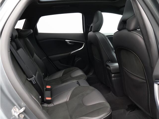 Volvo V40 T3 152PK Polar+ Sport / Trekhaak / Panoramisch Dak / DAB+ / Verwarmbare Voorruit / Leder/Nubuck / Verwarmbare Voorstoelen / Harman Kardon / Volvo Guard Alarm /