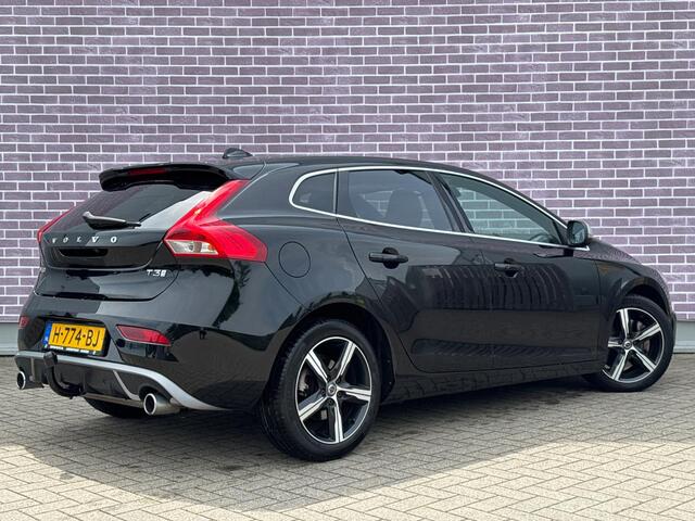 Volvo V40 1.5 T3 Polar+ Sport | R-Design | Trekhaak | Achteruitrijcamera | Parkeersensoren | Harman Kardon Audio | Panoramadak | Keyless Entry | LED Koplampen | Navigatie