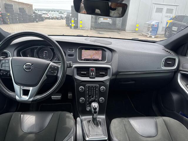 Volvo V40 1.5 T3 Polar+ Sport | R-Design | Trekhaak | Achteruitrijcamera | Parkeersensoren | Harman Kardon Audio | Panoramadak | Keyless Entry | LED Koplampen | Navigatie