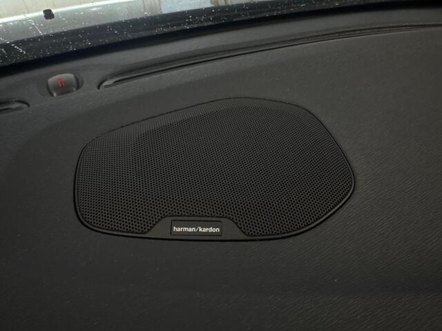 Volvo V40 1.5 T3 Polar+ Sport | R-Design | Trekhaak | Achteruitrijcamera | Parkeersensoren | Harman Kardon Audio | Panoramadak | Keyless Entry | LED Koplampen | Navigatie