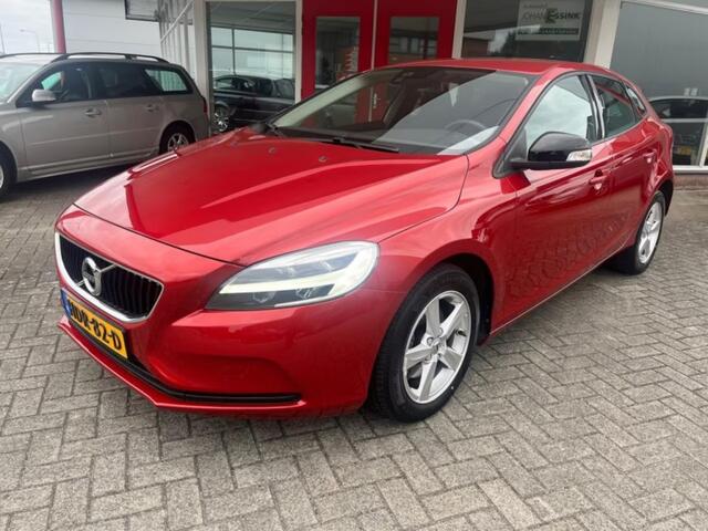 Volvo V40 2.0 T2 Momentum 122 PK 2018 12.911 km LED Koplamen Navigatie Dealer Onderhouden