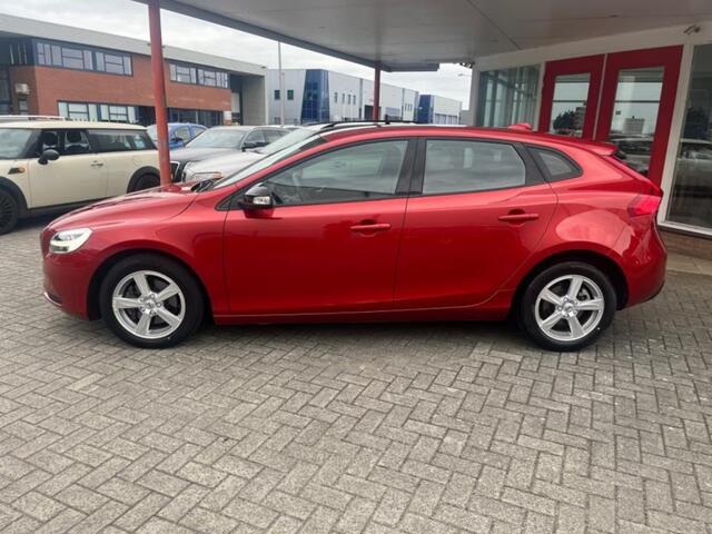 Volvo V40 2.0 T2 Momentum 122 PK 2018 12.911 km LED Koplamen Navigatie Dealer Onderhouden