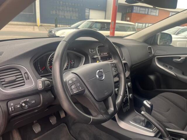 Volvo V40 2.0 T2 Momentum 122 PK 2018 12.911 km LED Koplamen Navigatie Dealer Onderhouden
