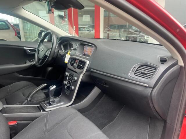 Volvo V40 2.0 T2 Momentum 122 PK 2018 12.911 km LED Koplamen Navigatie Dealer Onderhouden