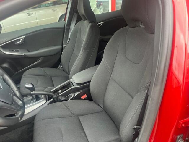 Volvo V40 2.0 T2 Momentum 122 PK 2018 12.911 km LED Koplamen Navigatie Dealer Onderhouden