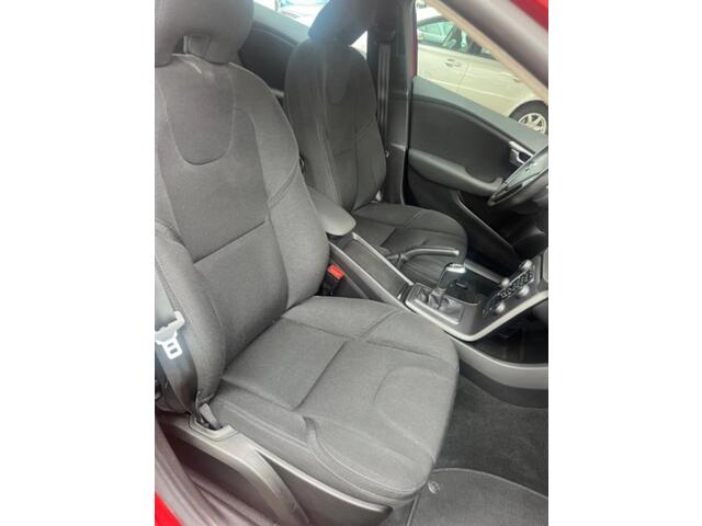 Volvo V40 2.0 T2 Momentum 122 PK 2018 12.911 km LED Koplamen Navigatie Dealer Onderhouden