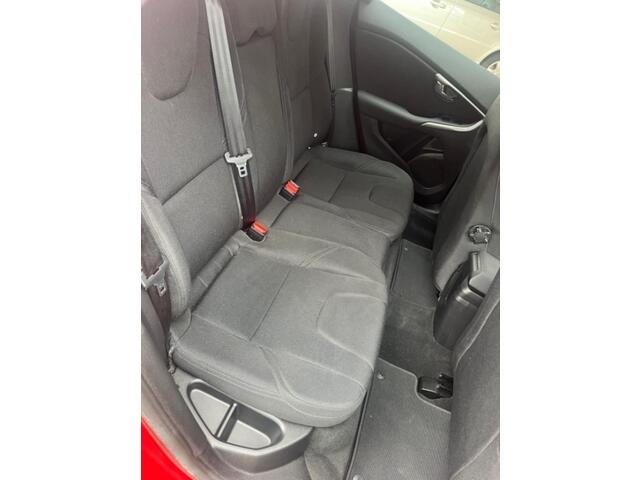Volvo V40 2.0 T2 Momentum 122 PK 2018 12.911 km LED Koplamen Navigatie Dealer Onderhouden