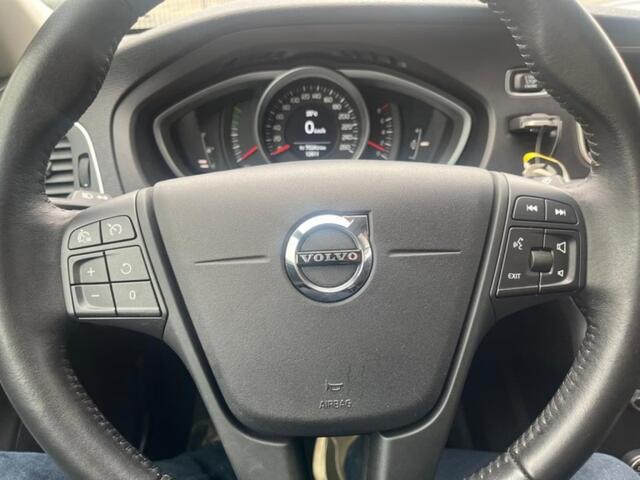 Volvo V40 2.0 T2 Momentum 122 PK 2018 12.911 km LED Koplamen Navigatie Dealer Onderhouden