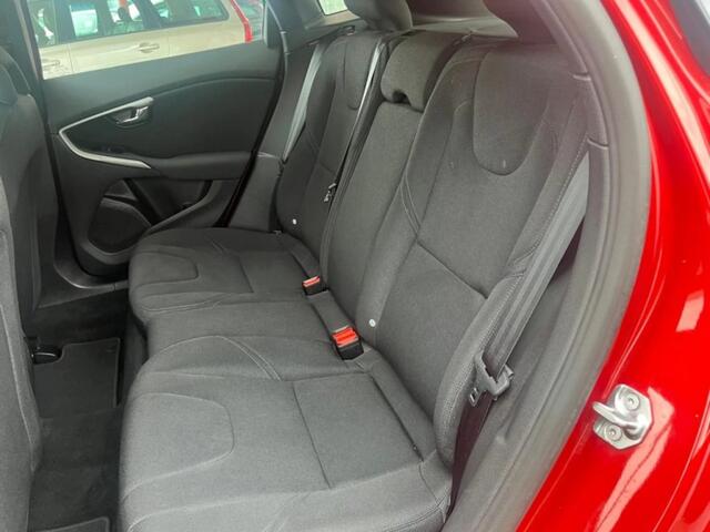 Volvo V40 2.0 T2 Momentum 122 PK 2018 12.911 km LED Koplamen Navigatie Dealer Onderhouden