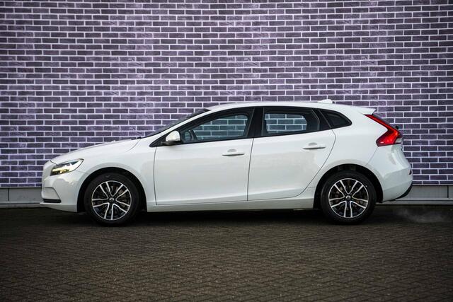 Volvo V40 1.5 T2 Polar+ | Automaat | Stoelverwarming | Navigatie | LED koplampen | Parkeersensoren Achter | Climate Control | Cruise Control | Volvo On Call | 16 inch velgen | Regensensor |