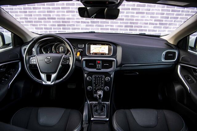 Volvo V40 1.5 T2 Polar+ | Automaat | Stoelverwarming | Navigatie | LED koplampen | Parkeersensoren Achter | Climate Control | Cruise Control | Volvo On Call | 16 inch velgen | Regensensor |