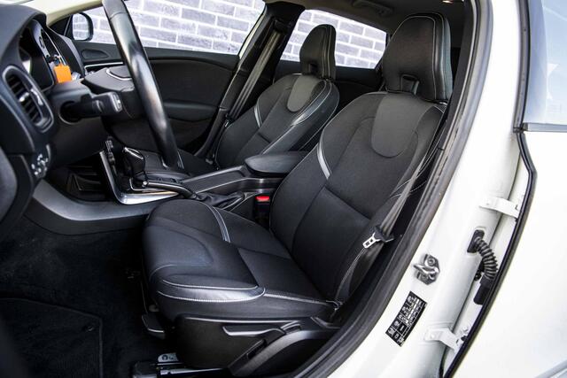 Volvo V40 1.5 T2 Polar+ | Automaat | Stoelverwarming | Navigatie | LED koplampen | Parkeersensoren Achter | Climate Control | Cruise Control | Volvo On Call | 16 inch velgen | Regensensor |