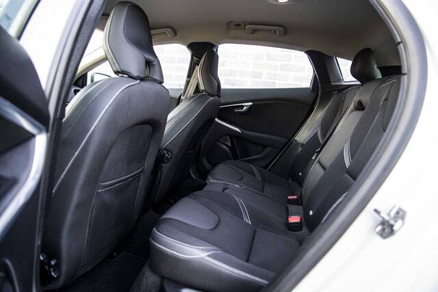 Volvo V40 1.5 T2 Polar+ | Automaat | Stoelverwarming | Navigatie | LED koplampen | Parkeersensoren Achter | Climate Control | Cruise Control | Volvo On Call | 16 inch velgen | Regensensor |