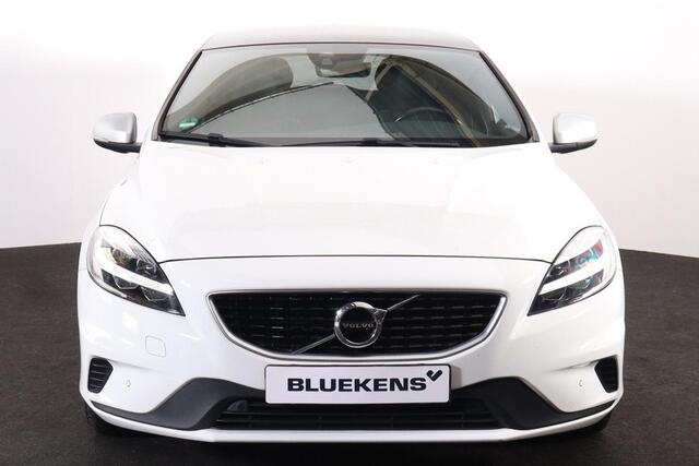Volvo V40 T3 PolarPlus Sport - Panoramadak - Verwarmde voorstoelen - Parkeersensoren v/a - Parkeercamera achter - Park Pilot - Harman Kardon Audio - DAB - Alarm - Keyless entry - Volvo On Call - Cruise control - Extra getint glas - 17' LMV - Afneembare trekhaak