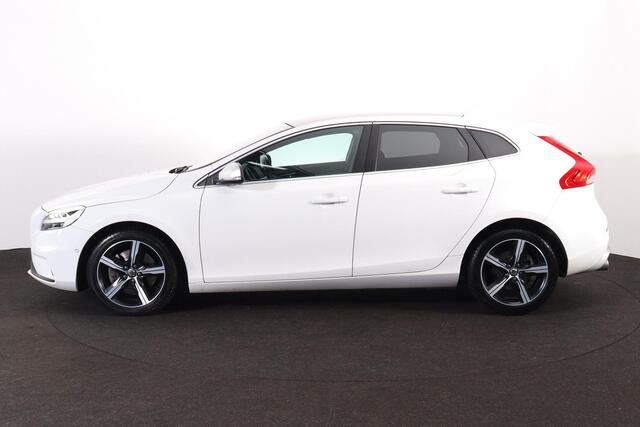 Volvo V40 T3 PolarPlus Sport - Panoramadak - Verwarmde voorstoelen - Parkeersensoren v/a - Parkeercamera achter - Park Pilot - Harman Kardon Audio - DAB - Alarm - Keyless entry - Volvo On Call - Cruise control - Extra getint glas - 17' LMV - Afneembare trekhaak