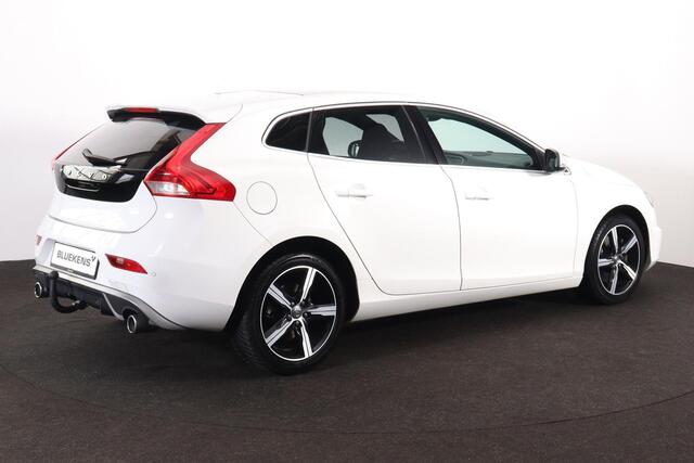 Volvo V40 T3 PolarPlus Sport - Panoramadak - Verwarmde voorstoelen - Parkeersensoren v/a - Parkeercamera achter - Park Pilot - Harman Kardon Audio - DAB - Alarm - Keyless entry - Volvo On Call - Cruise control - Extra getint glas - 17' LMV - Afneembare trekhaak