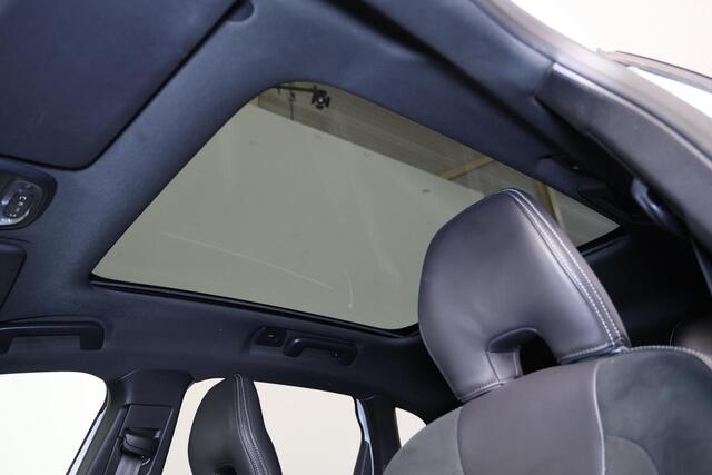 Volvo V40 T3 PolarPlus Sport - Panoramadak - Verwarmde voorstoelen - Parkeersensoren v/a - Parkeercamera achter - Park Pilot - Harman Kardon Audio - DAB - Alarm - Keyless entry - Volvo On Call - Cruise control - Extra getint glas - 17' LMV - Afneembare trekhaak