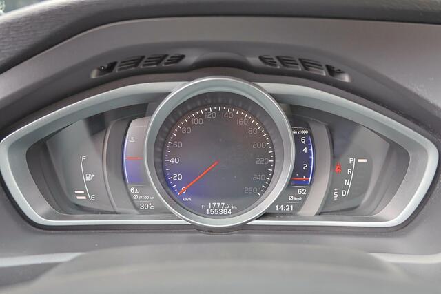 Volvo V40 T3 PolarPlus Sport - Panoramadak - Verwarmde voorstoelen - Parkeersensoren v/a - Parkeercamera achter - Park Pilot - Harman Kardon Audio - DAB - Alarm - Keyless entry - Volvo On Call - Cruise control - Extra getint glas - 17' LMV - Afneembare trekhaak