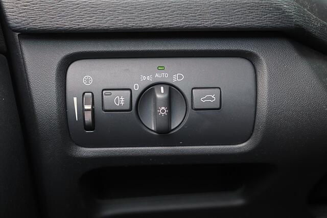 Volvo V40 T3 PolarPlus Sport - Panoramadak - Verwarmde voorstoelen - Parkeersensoren v/a - Parkeercamera achter - Park Pilot - Harman Kardon Audio - DAB - Alarm - Keyless entry - Volvo On Call - Cruise control - Extra getint glas - 17' LMV - Afneembare trekhaak
