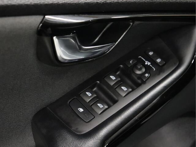 Volvo V40 1.5 T3 Dynamic Edition [CRUISE CONTROL, STOELVERWARMING, DIGITALE TELLER, BLUETOOTH, NAVIGATIE, CLIMATE, NIEUWSTAAT]
