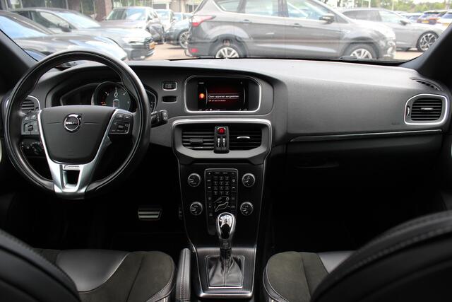 Volvo V40 2.0 D2 Inscription R-Design / Camera / Leder&Alcantara / Keyless / 17'' / Dodehoek / Getint glas / Stoelverwarming / Cruise Control