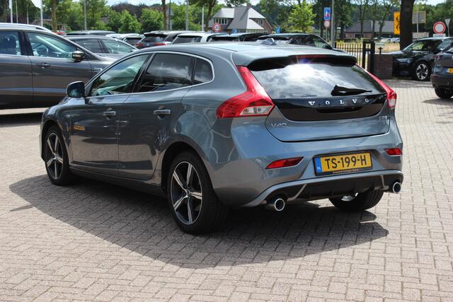 Volvo V40 2.0 D2 Inscription R-Design / Camera / Leder&Alcantara / Keyless / 17'' / Dodehoek / Getint glas / Stoelverwarming / Cruise Control