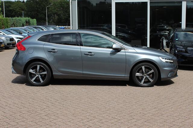 Volvo V40 2.0 D2 Inscription R-Design / Camera / Leder&Alcantara / Keyless / 17'' / Dodehoek / Getint glas / Stoelverwarming / Cruise Control