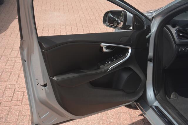 Volvo V40 2.0 D3 Inscription | Naviagtie | Panoramadak | Stand-kachel | Full LED | Leer | NL auto !! |