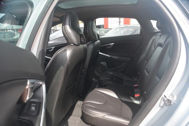 Volvo V40 2.0 D3 Inscription | Naviagtie | Panoramadak | Stand-kachel | Full LED | Leer | NL auto !! |