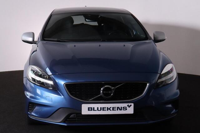Volvo V40 T3 Polar Plus Sport - Panoramadak - Harman/Kardon audio - Parkeercamera achter - Verwarmde voorstoelen - Parkeersensoren voor & achter - Schakelpaddles aan stuur - Volvo On Call - Cruise Control - Navigatie - Standkachel - Extra getint glas - 17' LMV