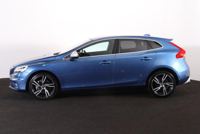 Volvo V40 T3 Polar Plus Sport - Panoramadak - Harman/Kardon audio - Parkeercamera achter - Verwarmde voorstoelen - Parkeersensoren voor & achter - Schakelpaddles aan stuur - Volvo On Call - Cruise Control - Navigatie - Standkachel - Extra getint glas - 17' LMV