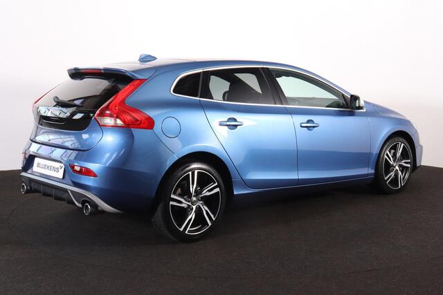 Volvo V40 T3 Polar Plus Sport - Panoramadak - Harman/Kardon audio - Parkeercamera achter - Verwarmde voorstoelen - Parkeersensoren voor & achter - Schakelpaddles aan stuur - Volvo On Call - Cruise Control - Navigatie - Standkachel - Extra getint glas - 17' LMV
