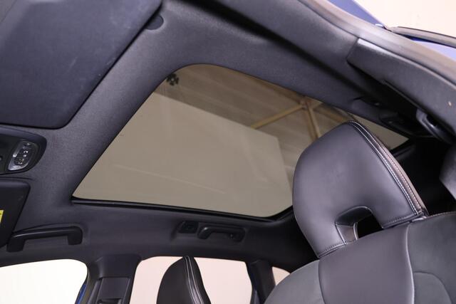 Volvo V40 T3 Polar Plus Sport - Panoramadak - Harman/Kardon audio - Parkeercamera achter - Verwarmde voorstoelen - Parkeersensoren voor & achter - Schakelpaddles aan stuur - Volvo On Call - Cruise Control - Navigatie - Standkachel - Extra getint glas - 17' LMV