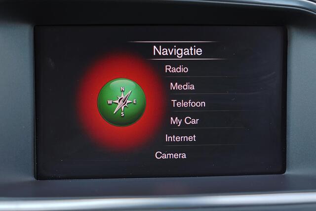 Volvo V40 T3 Polar Plus Sport - Panoramadak - Harman/Kardon audio - Parkeercamera achter - Verwarmde voorstoelen - Parkeersensoren voor & achter - Schakelpaddles aan stuur - Volvo On Call - Cruise Control - Navigatie - Standkachel - Extra getint glas - 17' LMV