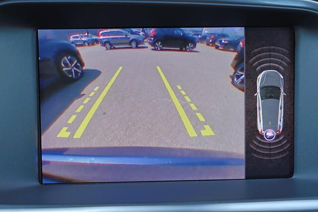 Volvo V40 T3 Polar Plus Sport - Panoramadak - Harman/Kardon audio - Parkeercamera achter - Verwarmde voorstoelen - Parkeersensoren voor & achter - Schakelpaddles aan stuur - Volvo On Call - Cruise Control - Navigatie - Standkachel - Extra getint glas - 17' LMV