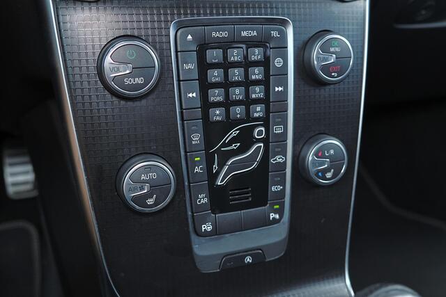 Volvo V40 T3 Polar Plus Sport - Panoramadak - Harman/Kardon audio - Parkeercamera achter - Verwarmde voorstoelen - Parkeersensoren voor & achter - Schakelpaddles aan stuur - Volvo On Call - Cruise Control - Navigatie - Standkachel - Extra getint glas - 17' LMV