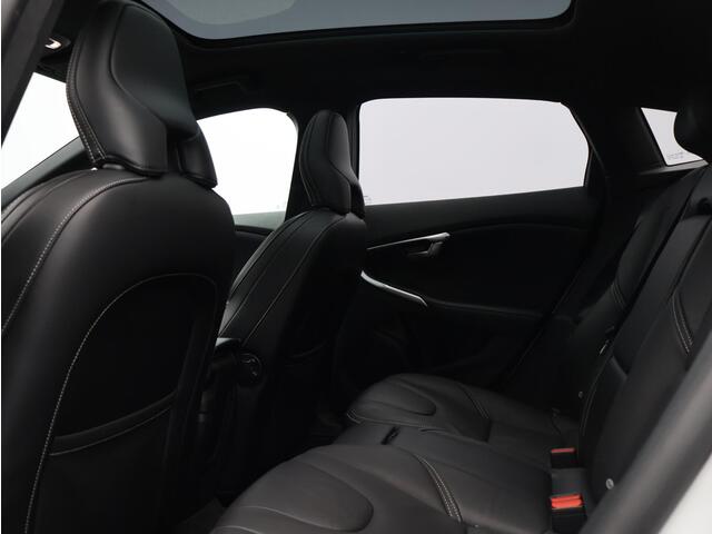 Volvo V40 T3 Automaat Polar+ Sport R-Design / Trekhaak / Adapt. cruise / Standkachel / Elektr. bed. stoelen / BLIS / Stoel+stuurwielverwarming