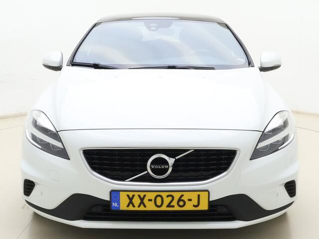 Volvo V40 T3 152PK Polar+ Sport / 18 inch velgen / H&K audio / Trekhaak / Panoramisch dak / Pdc camera / Bluetooth / Stoelverwarming.