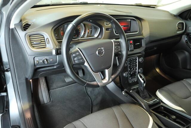 Volvo V40 T3 Automaat Dynamic Edition | Panoramadak | Climate Control | Stoelverwarming | Parkeercamera | Keyless Entree | Parkeersensoren voor + achter | Dealeronderhouden | High Performance Audio | Volvo on Call |