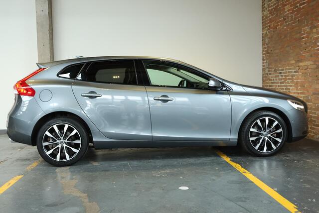 Volvo V40 T3 Automaat Dynamic Edition | Panoramadak | Climate Control | Stoelverwarming | Parkeercamera | Keyless Entree | Parkeersensoren voor + achter | Dealeronderhouden | High Performance Audio | Volvo on Call |