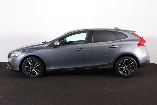 Volvo V40 T2 Momentum - Lederen bekleding - Harman Kardon audio - Parkeersensoren & Camera achter - LED verlichting - Cruise Control - Navigatie - 16 inch Markeb LMV - Licht- & regensensor - Multifunctioneel stuurwiel - Elektrisch inklapbare buitenspiegels - City Safety
