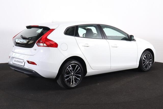 Volvo V40 T2 Edition Plus - AUTOMAAT - Verwarmde voorstoelen - Parkeersensoren achter - Volvo On Call - Cruise Control - Navigatie - 16' LMV