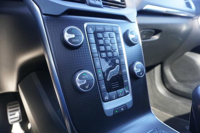 Volvo V40 1.5 T3 Polar+ Sport R- Design | PANO | FULL LED | TREKHAAK | LEDER | STOELVERW. | BLIS |
