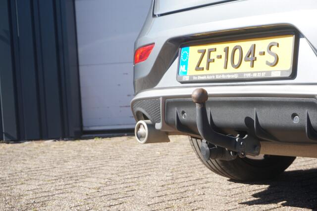 Volvo V40 1.5 T3 Polar+ Sport R- Design | PANO | FULL LED | TREKHAAK | LEDER | STOELVERW. | BLIS |