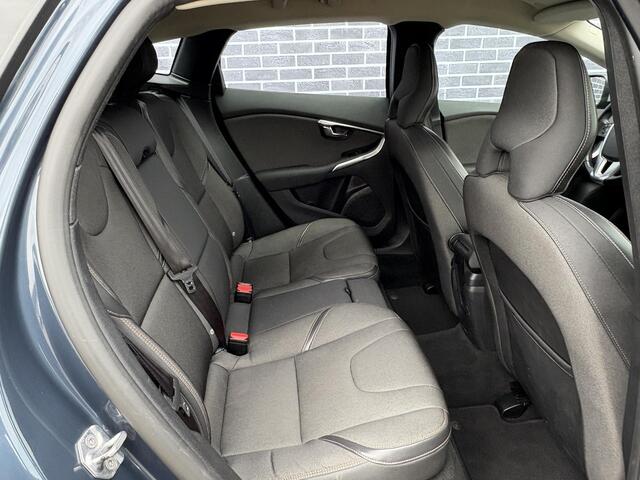 Volvo V40 CROSS COUNTRY 2.0 D2 Nordic+ | Adaptieve cruise control | BLIS | Trekhaak |verwarmde voorstoelen | Voorruit verwarming | standkachel | All Season |