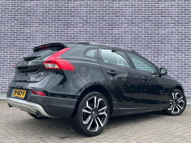 Volvo V40 CROSS COUNTRY 1.5 T3 Momentum | Stand kachel | Stoel verwarming | 18" | Parkeersensoren voor en achter | High performance audio |
