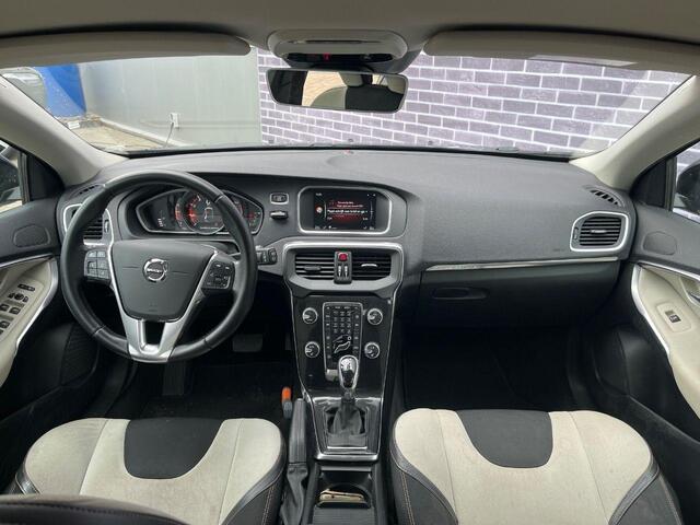 Volvo V40 CROSS COUNTRY 1.5 T3 Momentum | Stand kachel | Stoel verwarming | 18" | Parkeersensoren voor en achter | High performance audio |