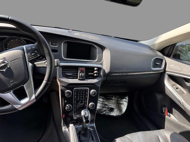 Volvo V40 CROSS COUNTRY 1.5 T3 Polar+ Luxury | Stoelverwarming | Standkachel | Volvo on Call | DAB | Parkeercamera | Parkeersensoren | Panoramadak | Keyless entry/start | extra getint glas |