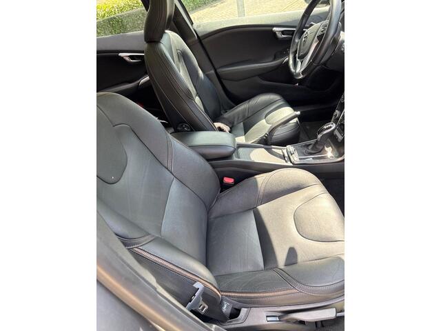 Volvo V40 CROSS COUNTRY 1.5 T3 Polar+ Luxury | Stoelverwarming | Standkachel | Volvo on Call | DAB | Parkeercamera | Parkeersensoren | Panoramadak | Keyless entry/start | extra getint glas |